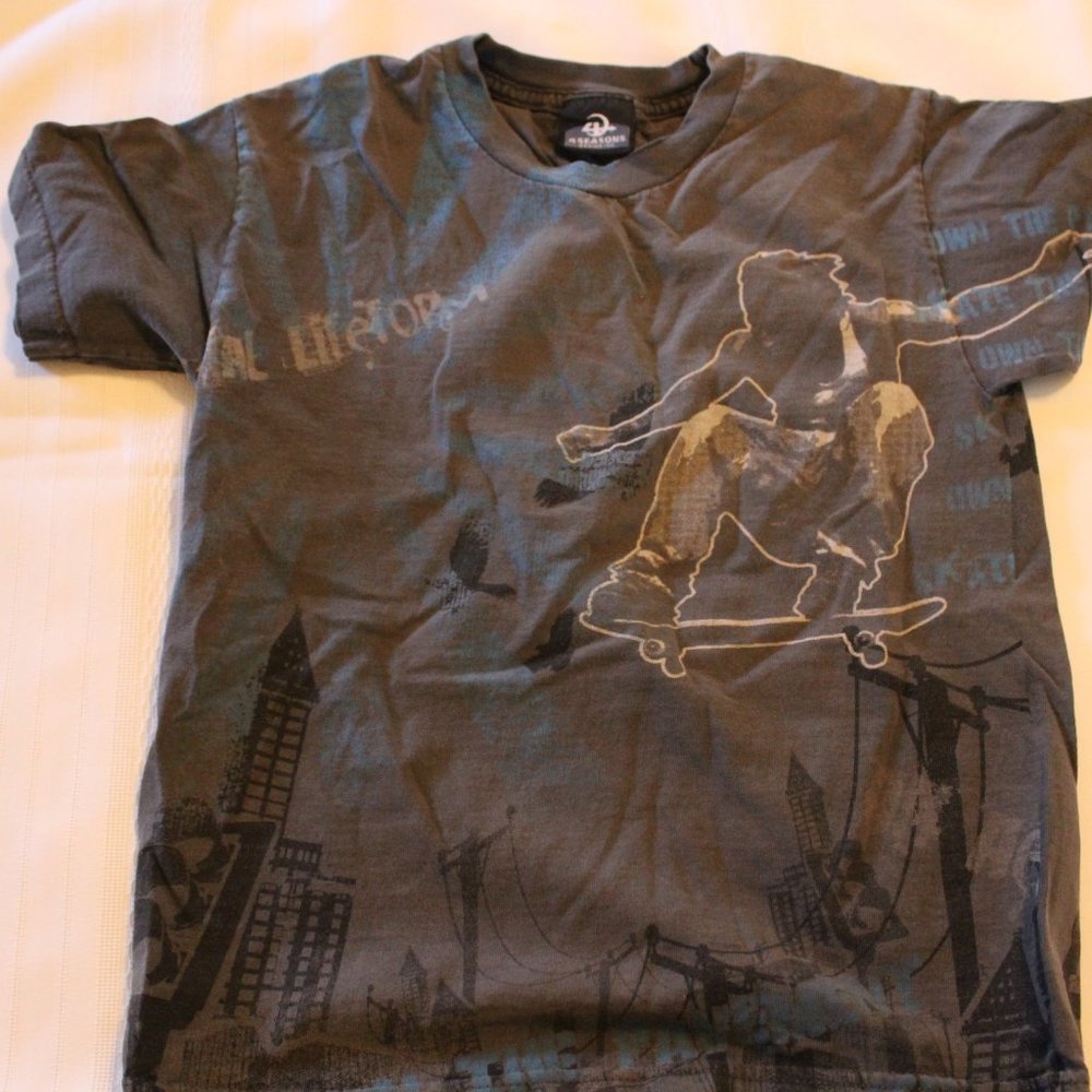 4 Seasons Skater Boys Shirt Size Medium Gray (G)